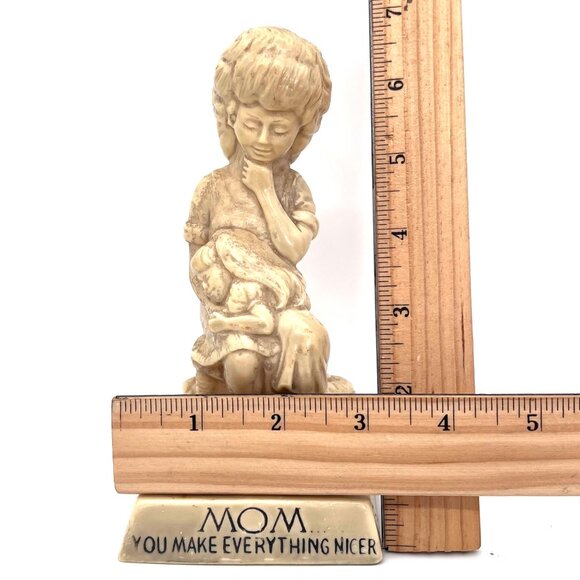 Vintage 1971 R & W Berries Co. Mom You Make Everything Nicer Mom Child Figurine - Picture 7 of 8